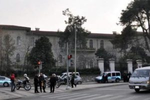&Ouml;ğrencilerden 'koca mektep' protestosu
