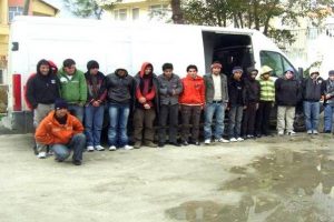 İzmir'de ka&ccedil;ak g&ouml;&ccedil;men operasyonu