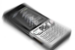 Cep telefonu &ccedil;alan oğlunu ihbar etti