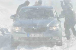 Şemdinli'de tipi yol kapattı