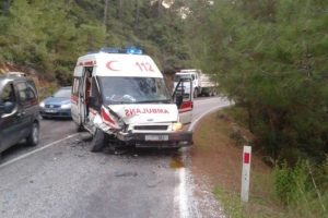 Ambulans ile otomobil &ccedil;arpıştı
