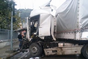 TIR kazası ucuz atlatıldı