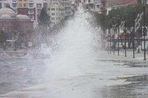 Ulaşıma fırtına engeli