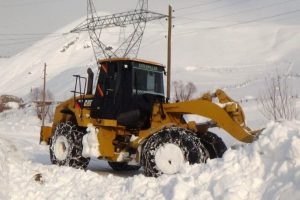 Hakkari'de karla m&uuml;cadele &ccedil;alışmaları devam ediyor