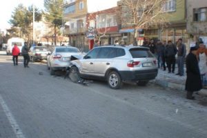 Kontrolden &ccedil;ıkan otomobil iki ayrı otomobile &ccedil;arptı