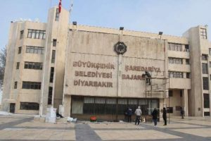 Belediye binasına T&uuml;rk&ccedil;e ve K&uuml;rt&ccedil;e tabela
