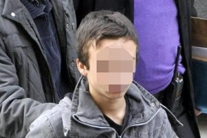 Arkadaşını sınıfın ortasında bı&ccedil;akladı