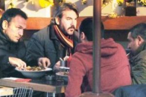 Ali Sunal &ccedil;atal fırlattı