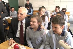 Vali Mutlu, &ouml;ğrencinin twit davetini kırmadı