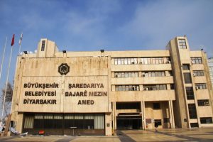 Diyarbakır B&uuml;y&uuml;kşehir Belediyesi'ne K&uuml;rt&ccedil;e tabela