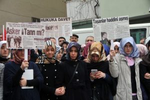 15 yıl &ouml;nce atıldıkları imam hatip &ouml;n&uuml;nde eylem yaptılar