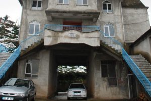 &Uuml;st&uuml; cami, altı k&ouml;y yolu