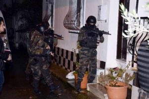 Uyuşturucu tacirlerine şafak baskını
