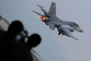 Sınırda hava muhabere devriye g&ouml;revi