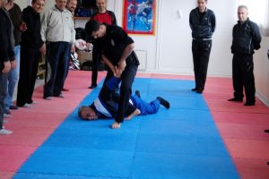 Polise savunma dersi