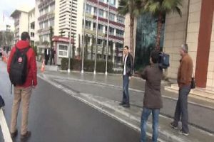 Belediye binası &ouml;n&uuml;nde arbede