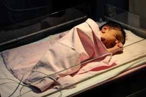 Bir g&uuml;nl&uuml;k bebek sokağa bırakıldı