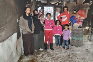 15 kişinin yaşadığı ev k&uuml;l oldu
