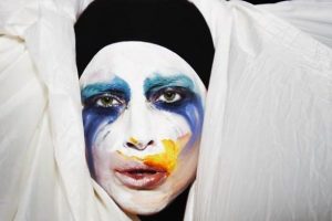 Lady Gaga'nın Zeki M&uuml;ren'i kopyalaması d&uuml;nya basınında...