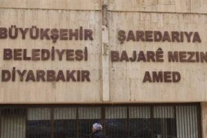 Belediyeye &ccedil;ift dilde tabela