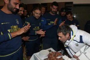 Ersun Yanal'a s&uuml;rpriz doğum g&uuml;n&uuml;