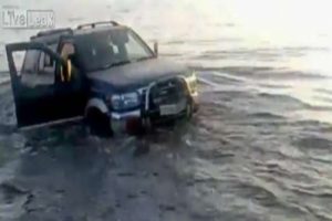 Sarhoş s&uuml;r&uuml;c&uuml; otomobiliyle g&ouml;le girdi
