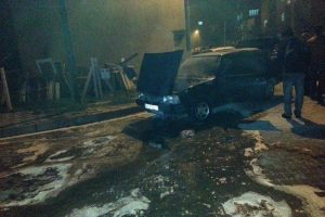 Park halindeki otomobil alev alev yandı