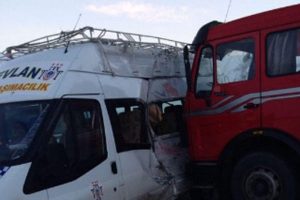 TIR &ouml;ğrenci servisine &ccedil;arptı