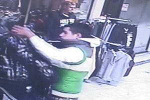 Mankenin &uuml;zerindeki montu &ccedil;aldılar