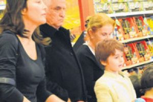 Kızının sa&ccedil;larını kısacık kestirdi...