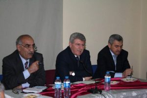 G&uuml;lsar: İdareci ve &ouml;ğretmenler &ouml;ğrencilere g&uuml;l&uuml;msemeli