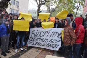 Elektrik kesintisine t&uuml;rk&uuml;l&uuml; protesto