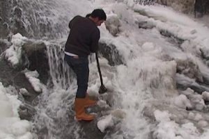 Enerji &uuml;reten &ccedil;ay buz tuttu