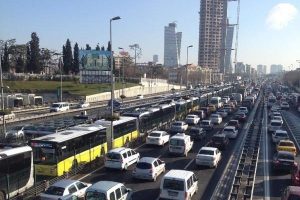 Metrob&uuml;s arızalandı trafik fel&ccedil; oldu