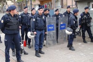 Eş zamanlı ter&ouml;r operasyonunda 2 g&ouml;zaltı