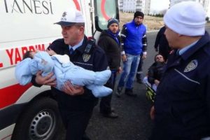 Polis memurundan yaralı bebeğe baba şefkati