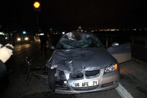 Otomobilin &ccedil;arptığı bisiklet s&uuml;r&uuml;c&uuml;s&uuml; &ouml;ld&uuml;