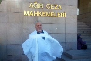 Adliyesi &ouml;n&uuml;nde kefenli eylem