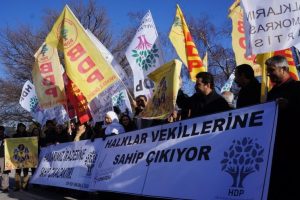 Meclis &ouml;n&uuml;nde a&ccedil;lık grevindeki BDP'li vekillere destek eylemi