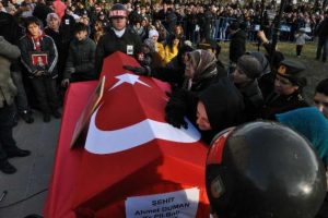 Şehit eşinin feryadı y&uuml;rekleri dağladı