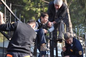 Bacağına demir korkuluk saplandı!