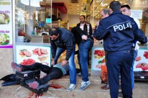 Kızına tecav&uuml;z edeni bı&ccedil;akladı