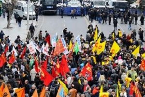 Memurlar sokağa &ccedil;ıkıyor