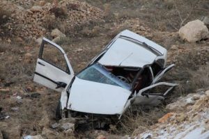 Hurdaya d&ouml;nen otomobilden yara almadan &ccedil;ıktı