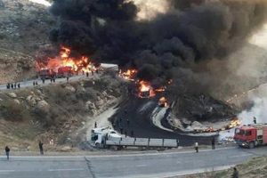 13 ara&ccedil; birbirine girdi,12 kişi yanarak &ouml;ld&uuml;