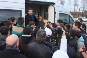 Gen&ccedil;ler Bakan Kılı&ccedil;'ın makam aracının &ouml;n&uuml;n&uuml; kesti