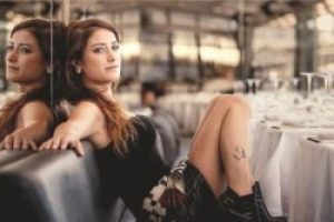 Hazal Kaya'nın p&uuml;r&uuml;zs&uuml;z cildinin sırrı ortaya &ccedil;ıktı