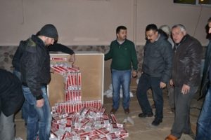 Mobilya dolabında ka&ccedil;ak sigara