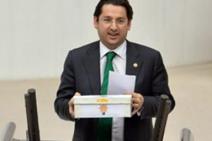 Ayakkabı kutusu Meclis k&uuml;rs&uuml;s&uuml;nde