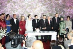 O d&uuml;ğ&uuml;nde sahnede Ebru G&uuml;ndeş vardı